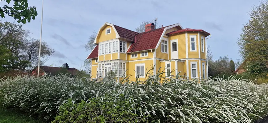 Gult sekelskifteshus i Skillingaryd.