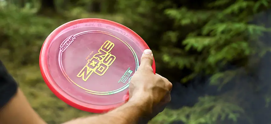 Röd freesbee, discgolf.